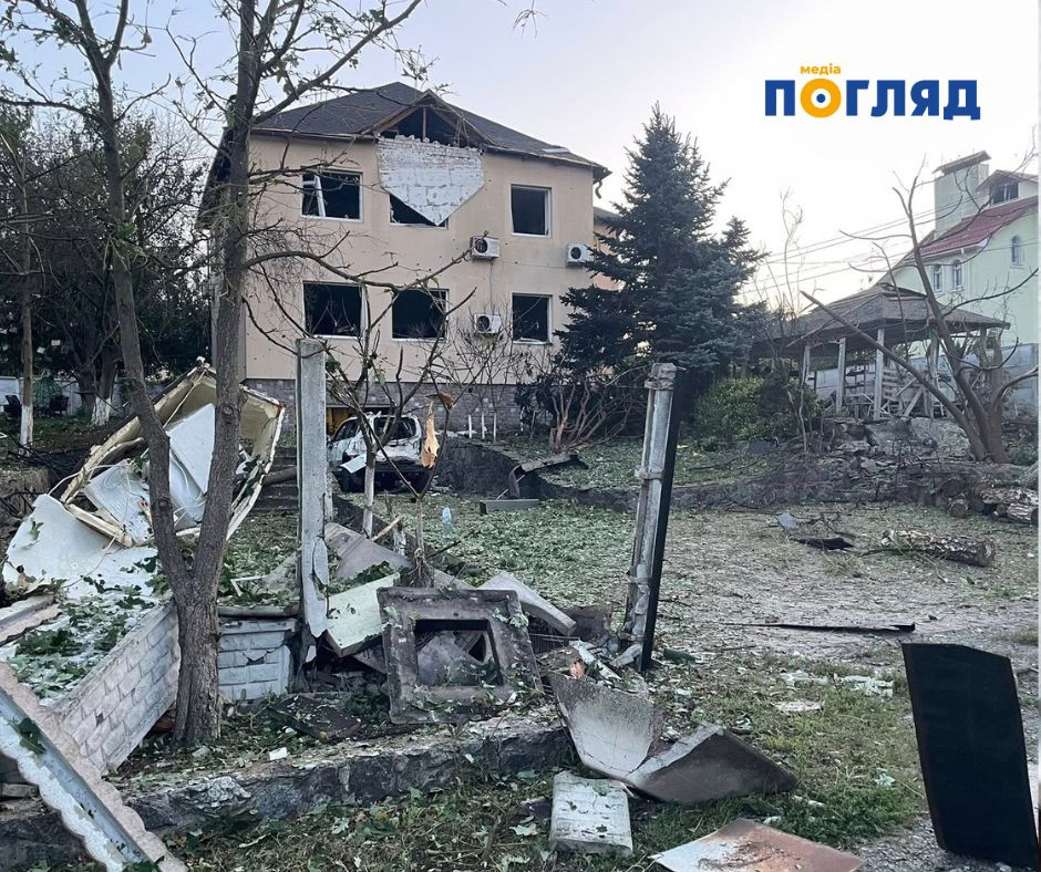 Дрон-камікадзе влучив у двір відомої книжкової продюсерки Маргарити Січкар (ФОТО) Дрон-камікадзе влучив у двір відомої книжкової продюсерки Маргарити Січкар (ФОТО) - зображення